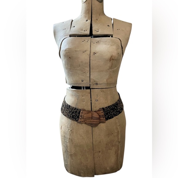 Elastic Black & Gold Beaded Belt with Wooden Buckle - Picture 7 of 7